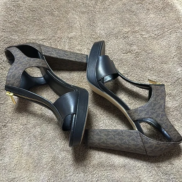 1 Michael Kors, two-tone, zip heels
BLACK FRIDAY DEALS CHECK OUT MY CLOSET - Picture 6 of 8